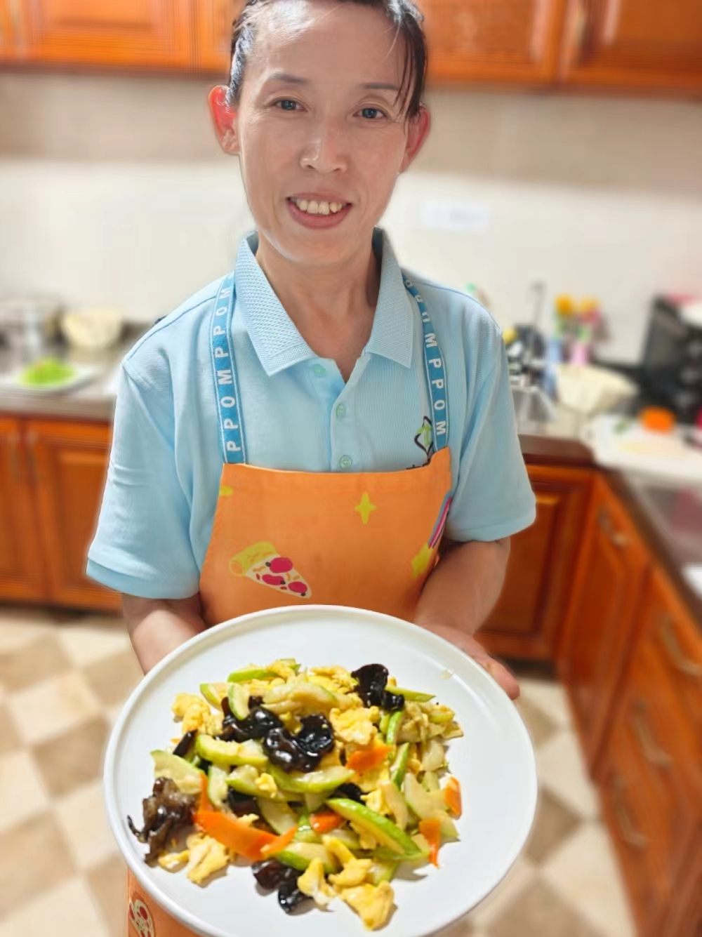 王阿姨展示制作好的菜品