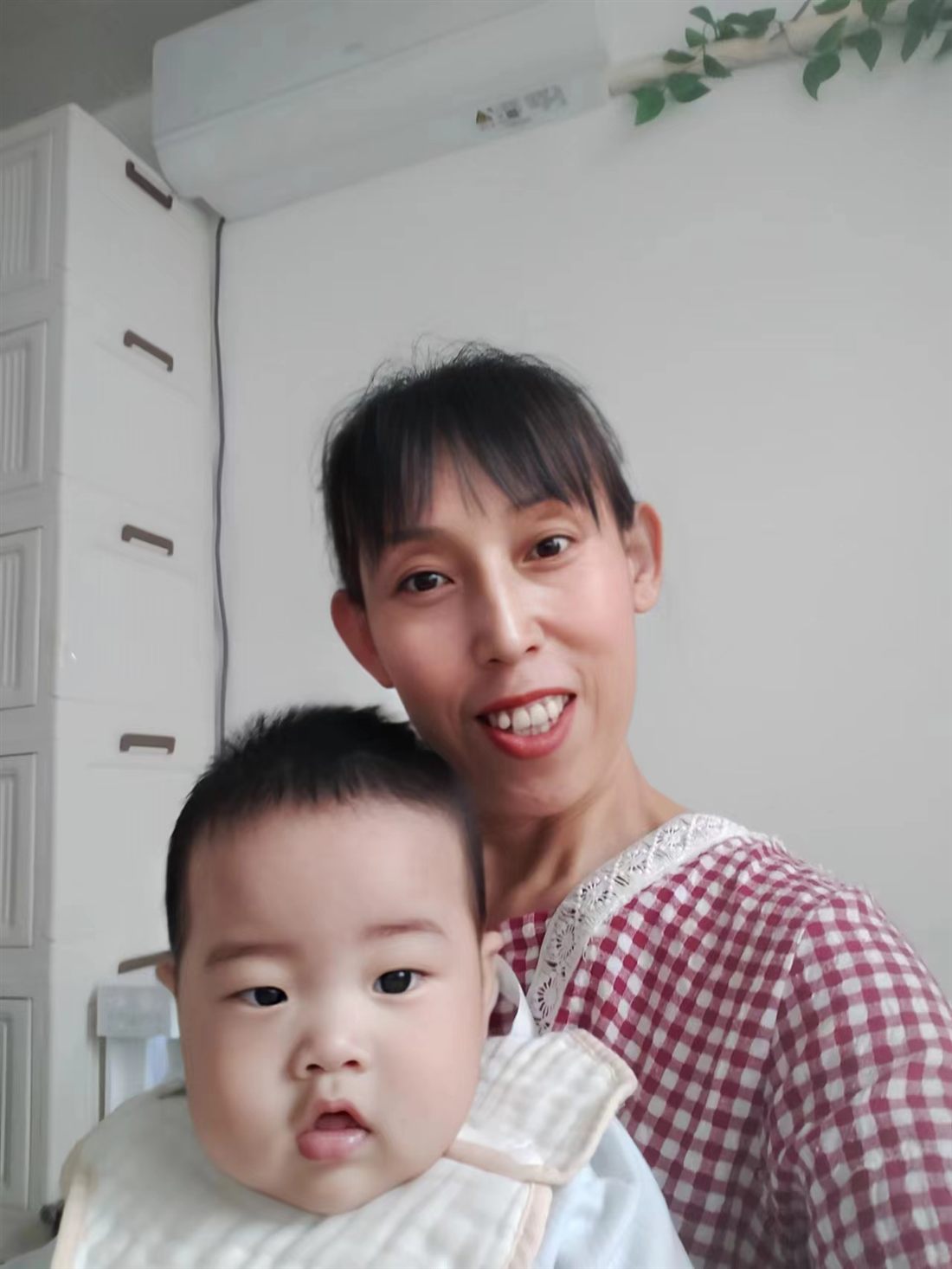 王阿姨与宝宝合影